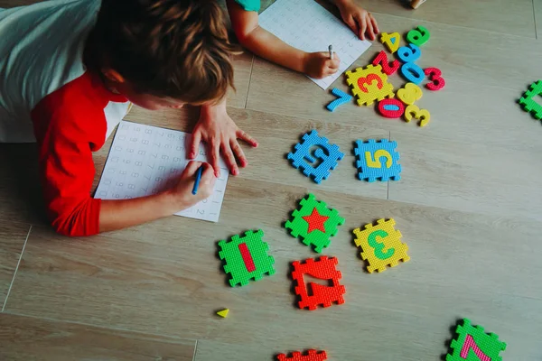 Liten pojke och flicka lära sig skriva och beräkna tal — Stockfoto