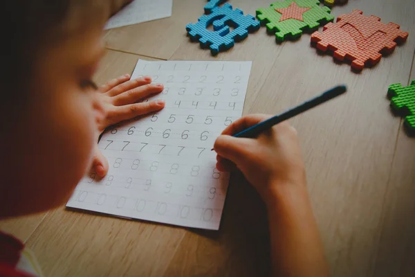 Kleine jongen leren schrijf-en culculate — Stockfoto