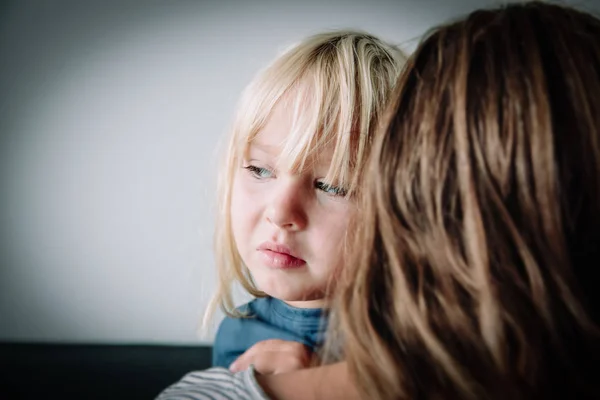 Sorgliga gråtande lilla flicka kramar mamma, föräldraskap — Stockfoto