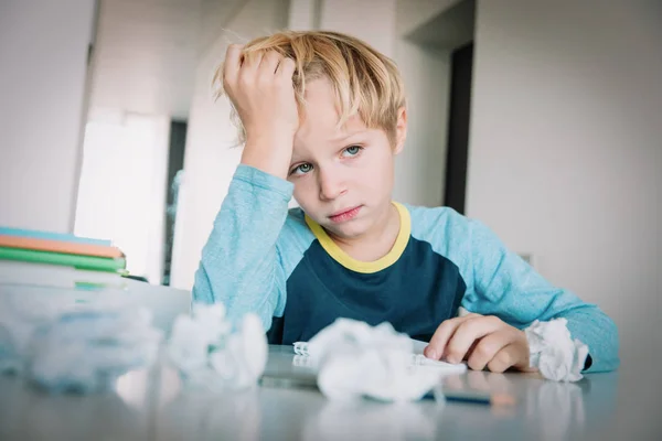 Petit garçon fatigué stressé de lire, faire ses devoirs — Photo