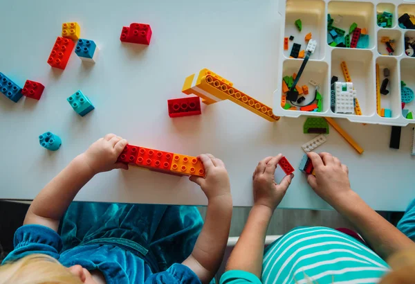 Kinderen spelen met kunststof blokken, leren concept — Stockfoto