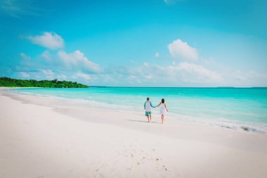 mutlu sevgi dolu çift tropikal plaj keyfini çalıştırın