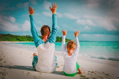 Baba ve oğul plajda eğlenmek iyi tatiller