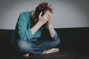 üzgün kadın, umutsuzluk ve depresyon, keder vurguladı