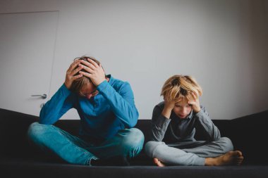 stresli baba, Aile sorunları, üzüntü ile üzgün çocuk