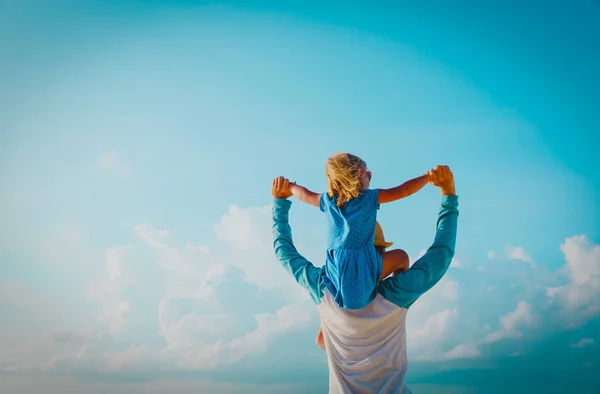 Šťastný otec a malá dcera hrát na obloze — Stock fotografie