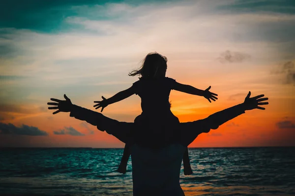 Ojciec i córka trochę grać o niebo zachód słońca — Zdjęcie stockowe