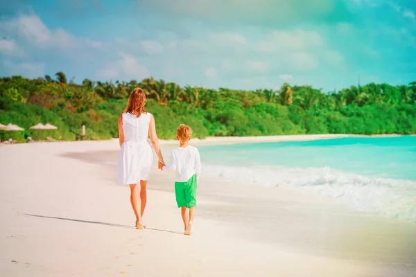 Matka a syn chodí na tropické pláži — Stock fotografie