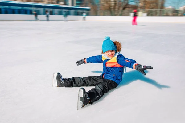 Petit garçon profiter du patinage sur glace en hiver nature — Photo