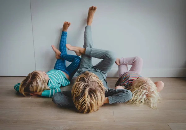 Barn koppla av hemma - hem komfort och lathet — Stockfoto