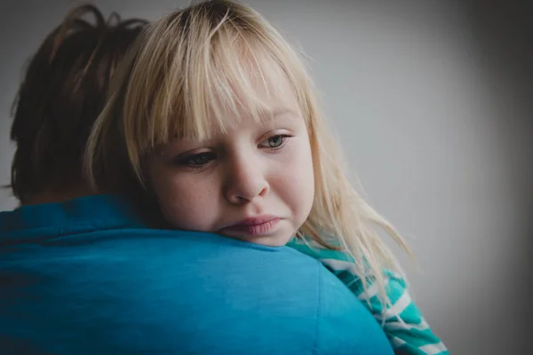 Far Tröstande Betonade Ledsen Dotter Föräldraskap Stöd Skydd — Stockfoto