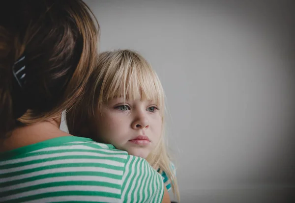 Sorgliga gråtande lilla flicka kramar mamma, föräldraskap — Stockfoto