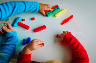 Çocuklar kil kalıplarıyla oynar, oyun oynayarak öğrenirler.