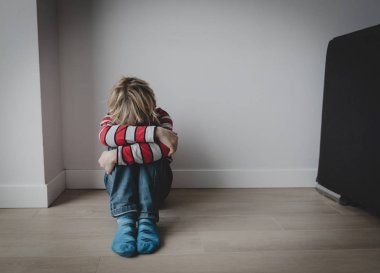 üzgün yorgun çocuk stres ve depresyon, şiddet