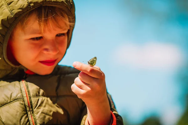 Menino olhando para amanteigado, crianças aprendendo a natureza — Fotografia de Stock