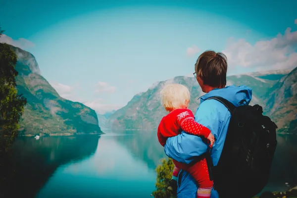 Pai feliz com a filha pequena viajar na natureza — Fotografia de Stock
