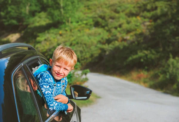 Niño feliz disfrutar de viajar en coche en la naturaleza —  Fotos de Stock
