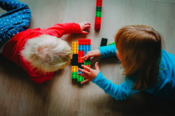 Kinderen spelen met kunststof blokken, leren concept — Stockfoto