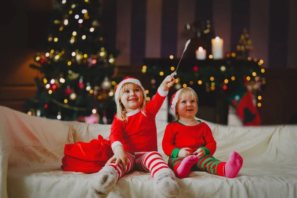 Děti si vánoční oslavu, dostává dárky doma — Stock fotografie