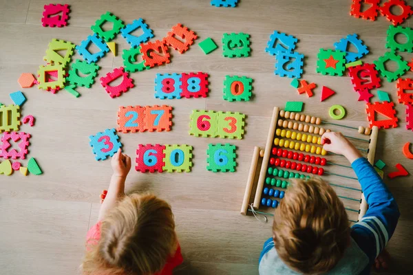 Liten pojke och flicka lära sig att beräkna tal — Stockfoto