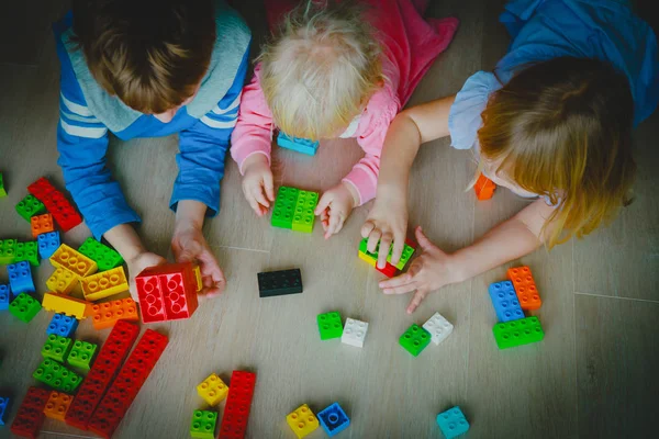 Enfants jouant avec des blocs en plastique, concept d'apprentissage — Photo