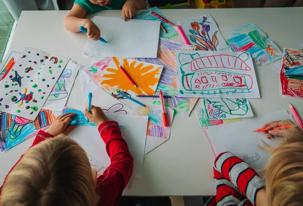 Niños clases de dibujo, educación, aprendizaje, artes y manualidades — Foto de Stock