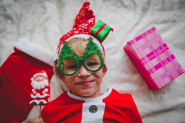 Ευτυχισμένο αγόρι Απολαύστε Χριστούγεννα, χαμόγελο, να παίξετε και ετοιμαστείτε για να γιορτάσουμε — Φωτογραφία Αρχείου