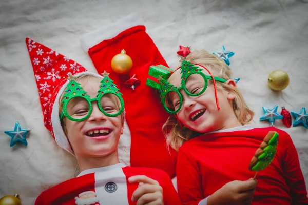 Щасливі діти насолоджуються Різдвом, посмішкою, їдять печиво — стокове фото