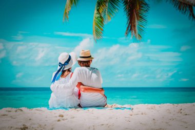 tropik sahilde mutlu sevgi dolu Çift