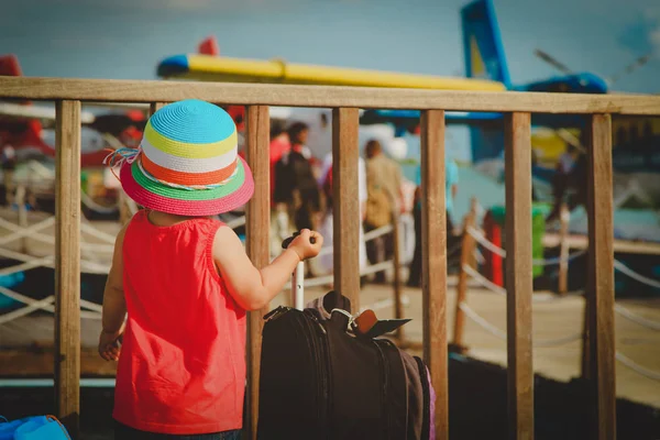 Маленькая девочка смотрит на гидросамолеты, семейные путешествия, Мальдивские каникулы — стоковое фото