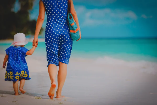 Мама и милая маленькая дочь прогуливаясь по пляжу — стоковое фото