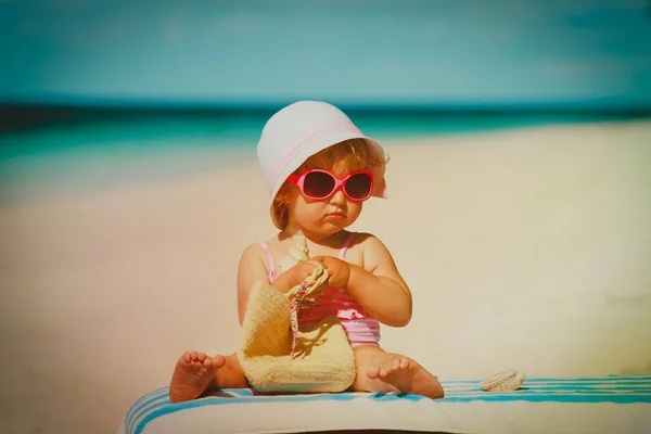 Menina bonito com saco em férias de praia tropical — Fotografia de Stock
