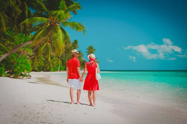 Gelukkig verliefde paar lopen op strand, romantische vakantie — Stockfoto