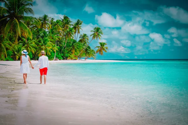 Feliz casal amoroso andar na praia, conceito de férias — Fotografia de Stock