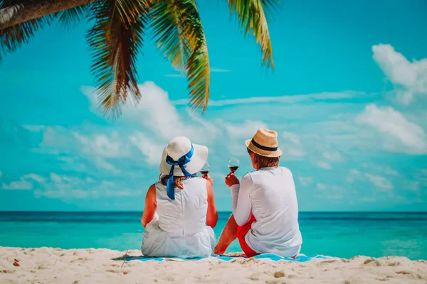 Feliz pareja amorosa relajarse con el vino en la playa tropical — Foto de Stock