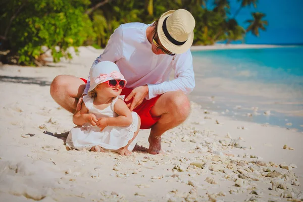 Padre e figlioletta giocare in spiaggia — Foto Stock