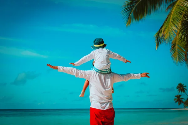 Vader en zoontje spelen op strand — Stockfoto