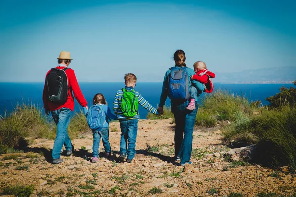 Семья с детьми походы вместе, отдых в Испании, глядя на вид — стоковое фото