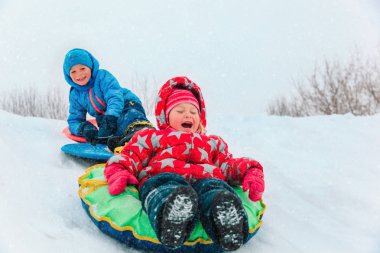 küçük erkek ve kız kış karda kayan