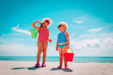 küçük kızlar yaz sahilde kum ile oynamak