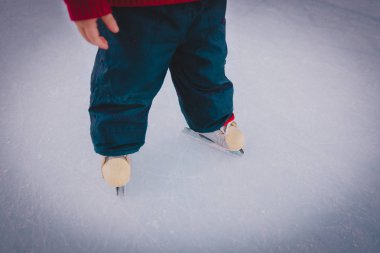 Kışın buzda kaymayı öğrenme çocuk