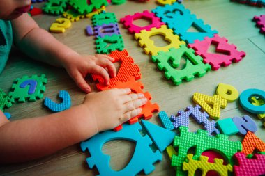 küçük kız öğrenme sayı ve şekiller, oyun bulmaca ile