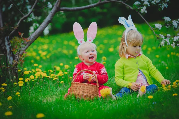 Meninas felizes na Páscoa ovos caçar na primavera — Fotografia de Stock