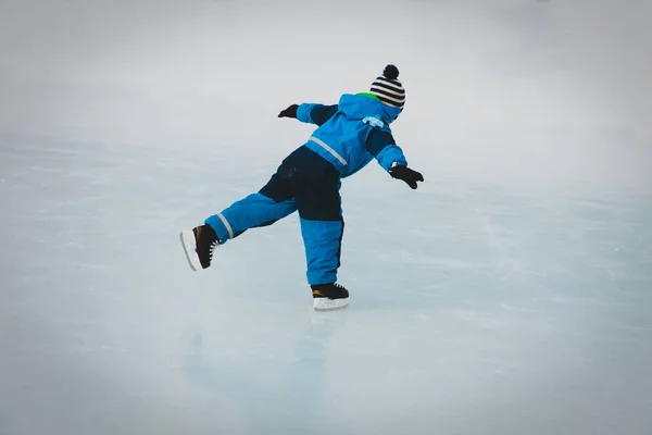 Petit garçon patinant sur glace en hiver — Photo