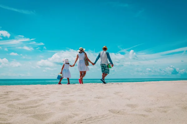 Gelukkig gezin met kind lopen op tropisch strand — Stockfoto
