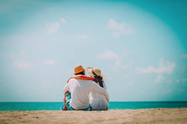 Feliz casal amoroso em férias de praia tropical — Fotografia de Stock
