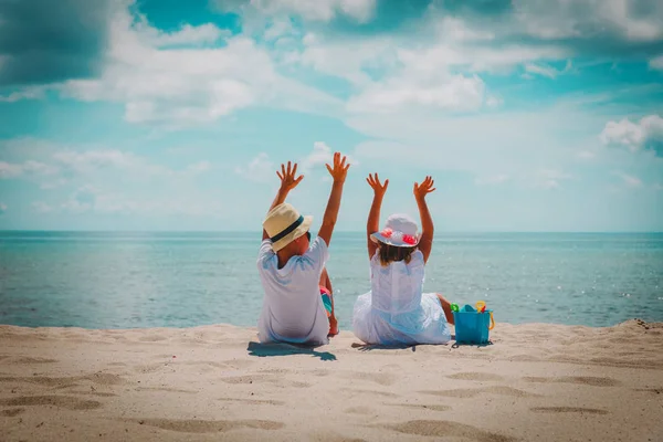 Mutlu çocuklar, küçük kız ve erkek. Kumsalda iyi eğlenceler. — Stok fotoğraf