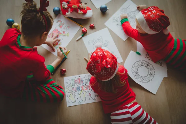 Діти роблять різдвяні вироби, малюють і кольорові — стокове фото
