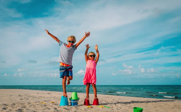 Gelukkige Jonge Geitjes Kleine Jongen Meisje Spelen Met Speelgoed Strandvakantie — Stockfoto