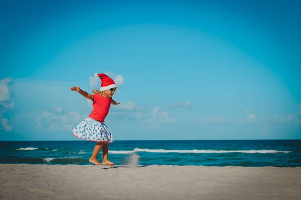 Mutlu küçük kız zevk tropikal kumsalda Noel kutlamaları — Stok fotoğraf